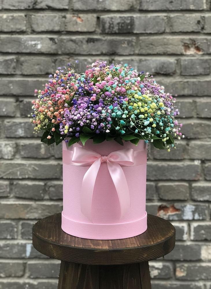 Цветочная композиция из Гипсофила и Розы в шляпной коробке в Успенском Новгородской области