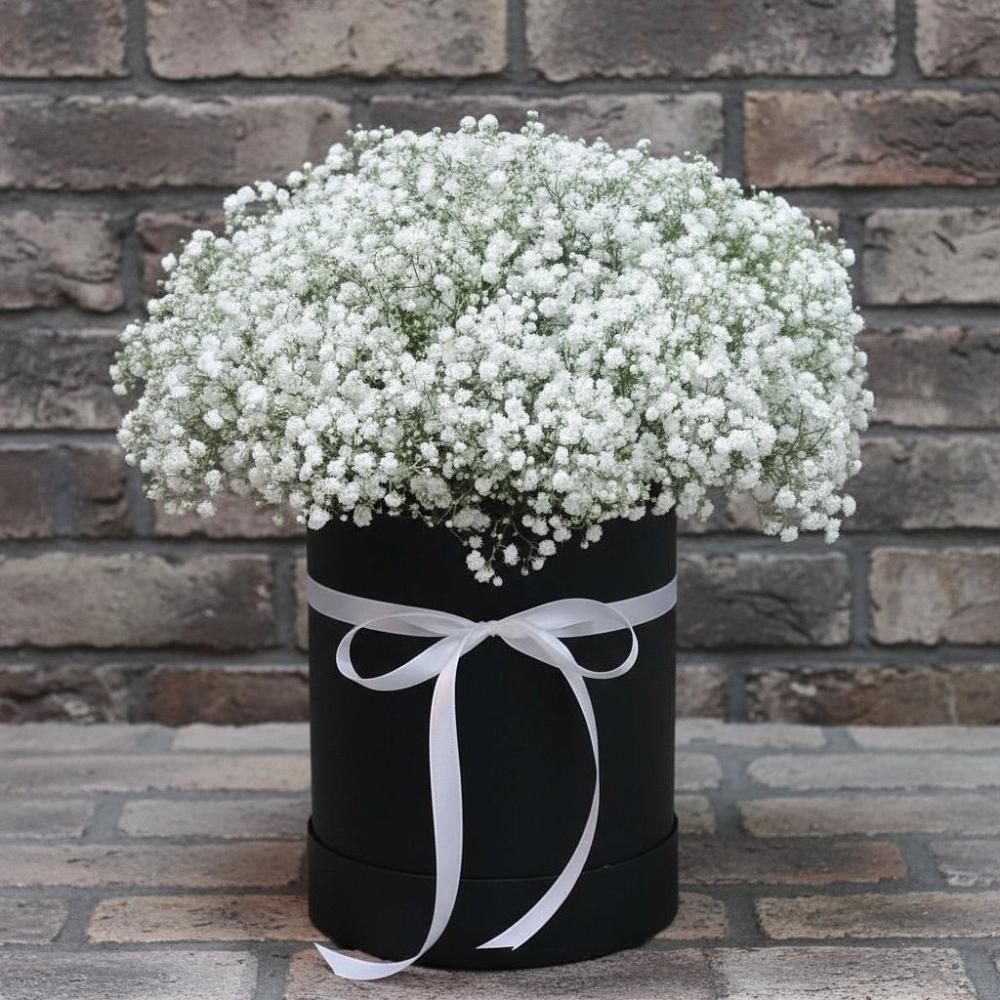 Цветочная композиция из Гипсофила в шляпной коробке в Успенском Новгородской области