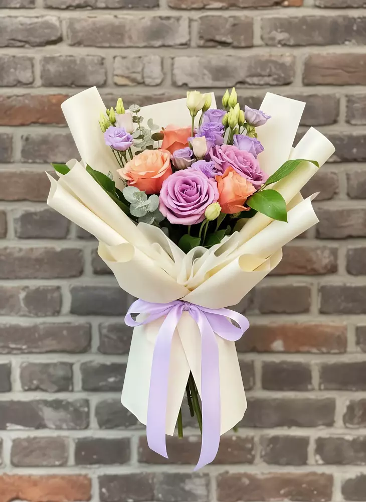 Букет цветов из: Лизиантусы и Розы в Успенском Новгородской области