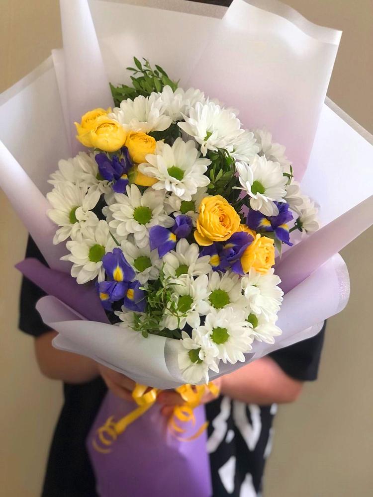 Букет цветов из: Ирисы, Хризантемы и Розы в Успенском Новгородской области