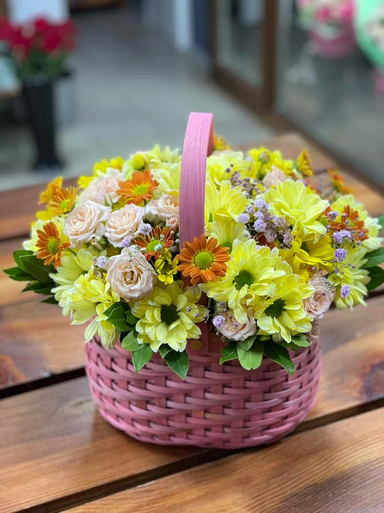 Цветочная композиция из Хризантемы и Розы в корзине в Успенском Новгородской области