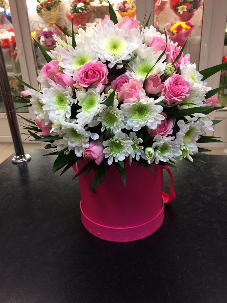 Цветочная композиция из Розы и Хризантемы в шляпной коробке в Успенском Новгородской области