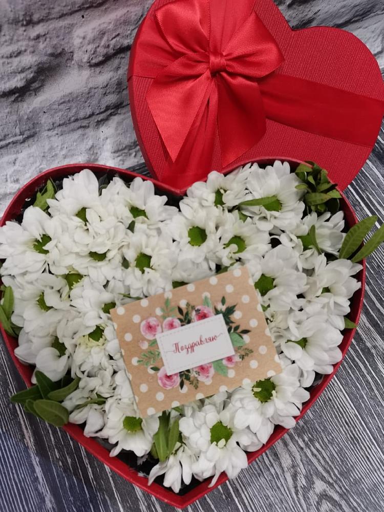 Цветочная композиция из Хризантемы в виде сердца в Успенском Новгородской области