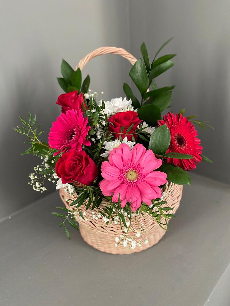 Цветочная композиция из Розы, Хризантемы и Герберы в корзине в Успенском Новгородской области