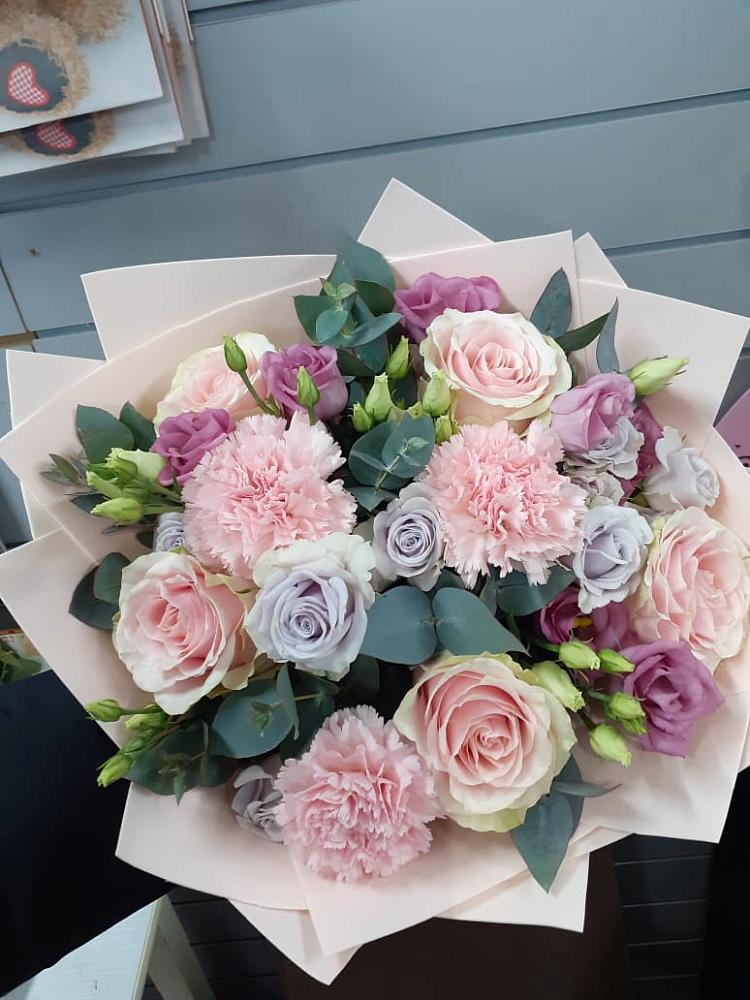 Букет цветов из: Розы, Гвоздики и Лизиантусы в Успенском Новгородской области