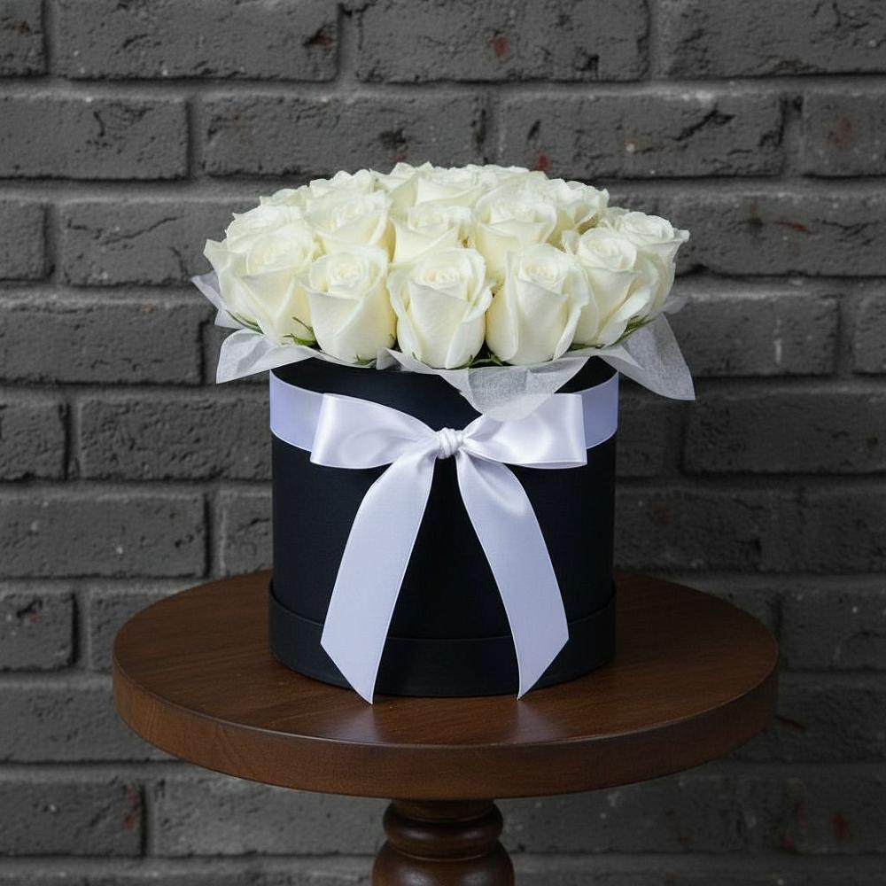 Цветочная композиция из Розы в шляпной коробке в Успенском Новгородской области